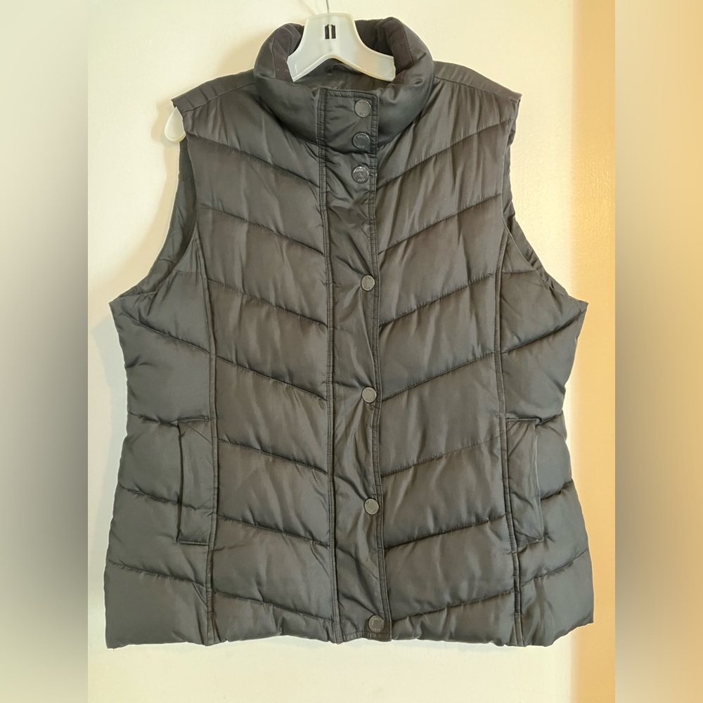 GAP Black Quilted Puffer Vest